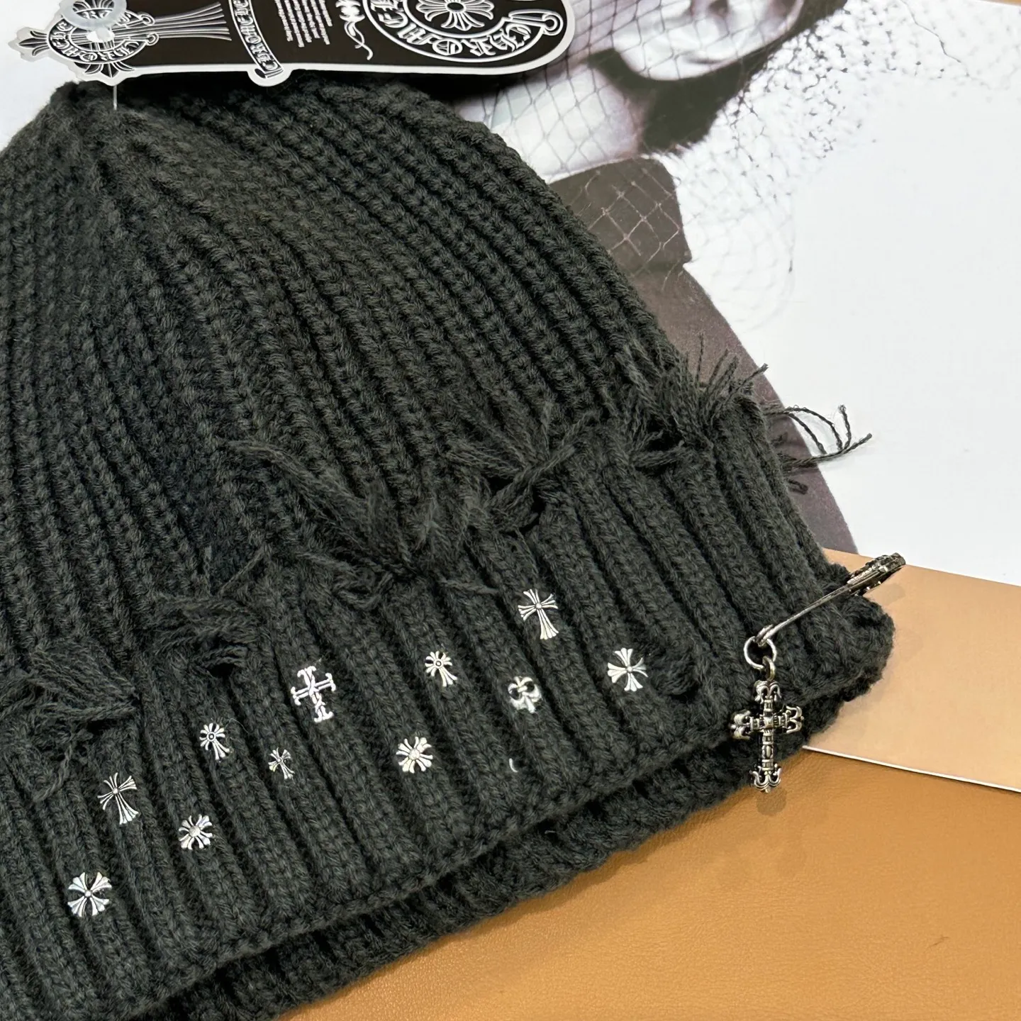P70 🤍Chrome hearts new autumn and winter cross knitted hat🧶 One of the must-have hats in autumn and winter~ It really looks good on whoever wears it~, it is also a perfect match in black and white and gray in autumn~